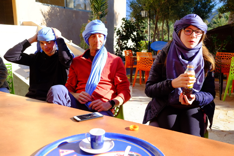 Pause thé et café. Démonstration de chèches