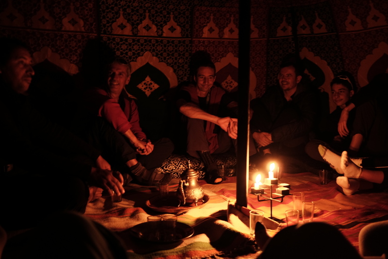 Dîner dans la tente à l'intérieur bérbère