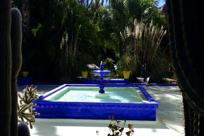 Une fontaine avec la couleur bleue majorelle