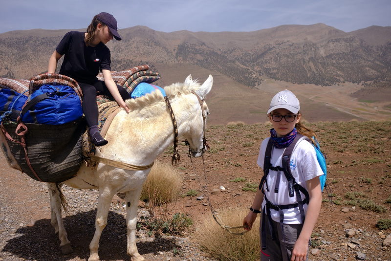 Une mule nous accompagne à la grande joie des filles. Tess a déjà des ampoules aux pieds et elle en profite donc ;-)