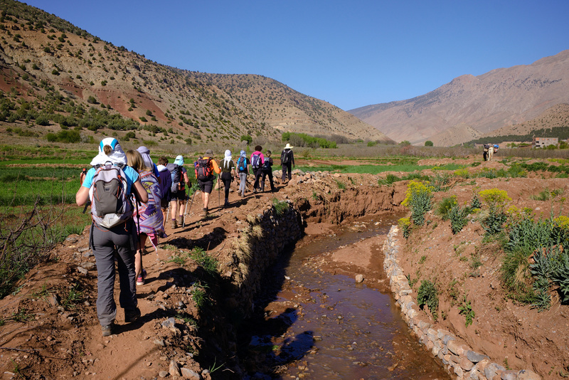 Nous longeons un des canaux d'irrigation, ici creusé à même la terre.