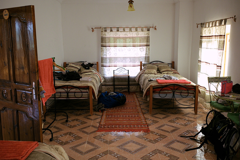 Après des chambrées spartiates, chambres de luxe. Le gîte appartient à un cousin à Saïd