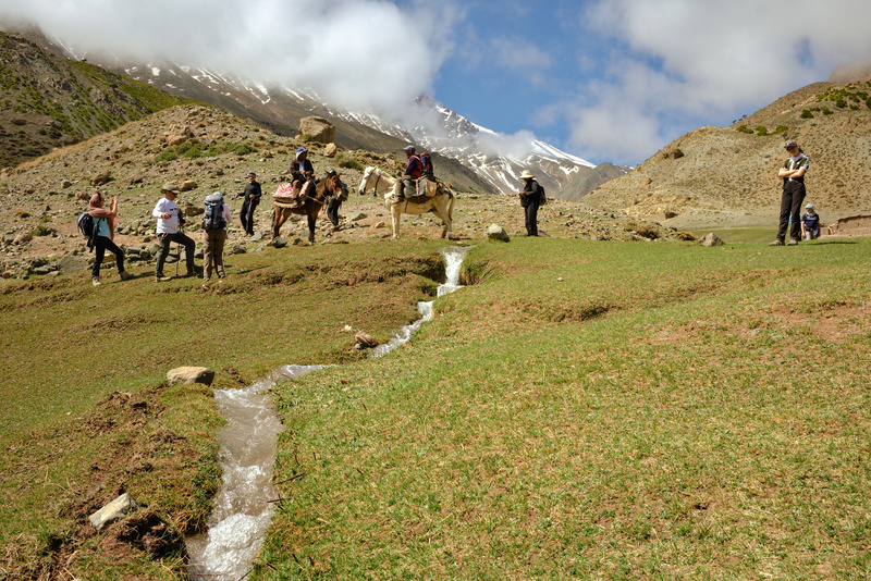 Nous suivons l'oued, alimenté par la fonte des neiges et par les pluies, et qui se résume ici à un simple filet d'eau