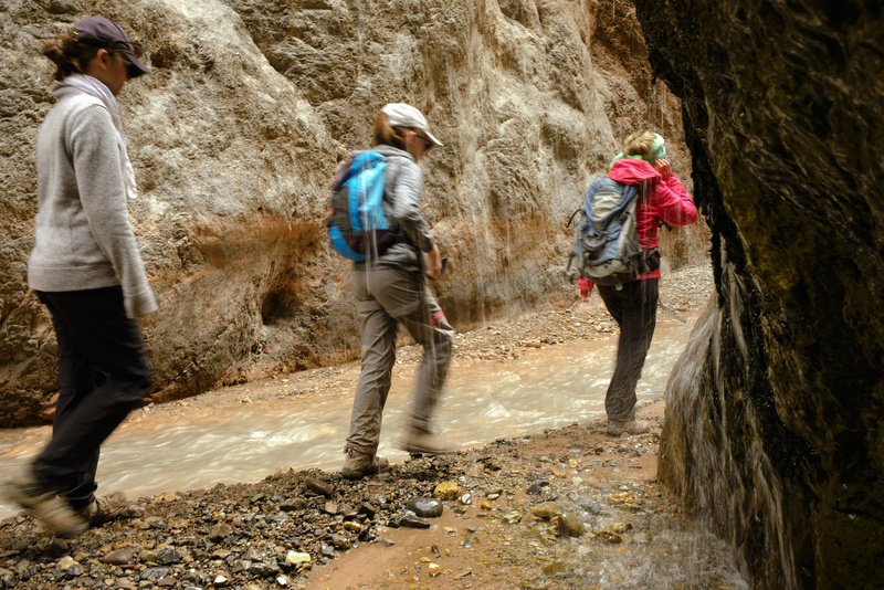 Nous nous engageons dans une gorge mais, face à l'affluence de l'eau et devant escalader de gros rochers, nous préférons rebrousser chemin