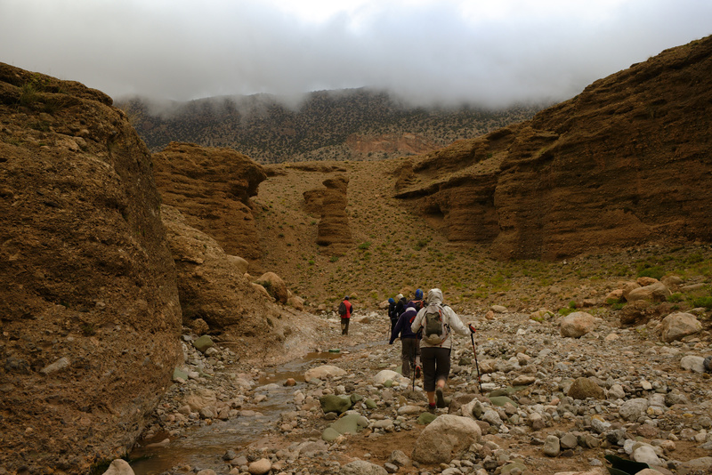 De retour dans la vallée, nous passons par le lit d'un oued sous un ciel menaçant