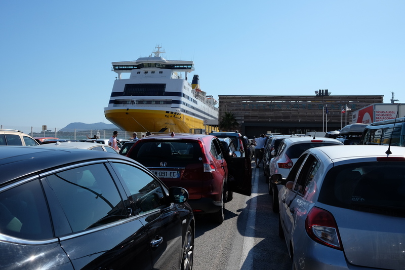 C'est le départ. Nous prenons le bateau au port de Toulon