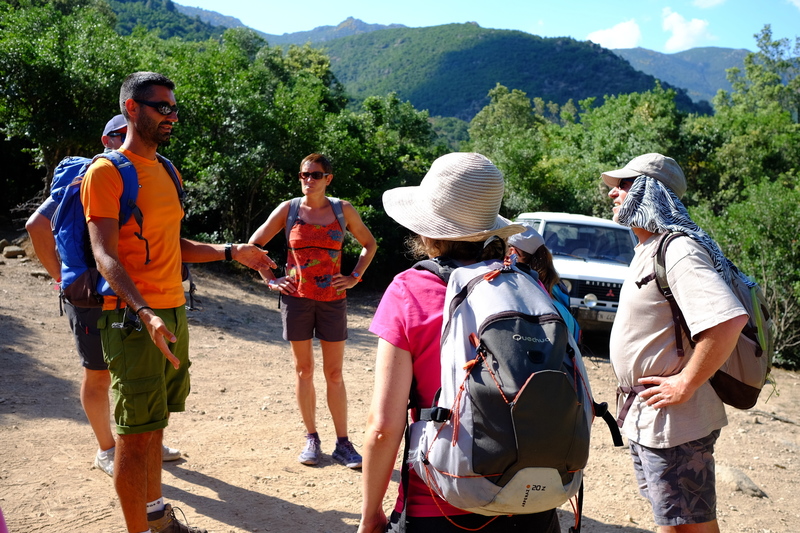 Nous voilà partis pour un treck dans la Gorge de Gorropu avec Sergio notre guide, en tee-shirt orange