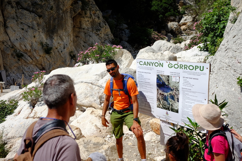 Il parle couramment français et connaît parfaitement la géologie, la flore et la faune de la Sardaigne