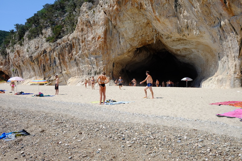 ... avec ses grottes dans la falaise