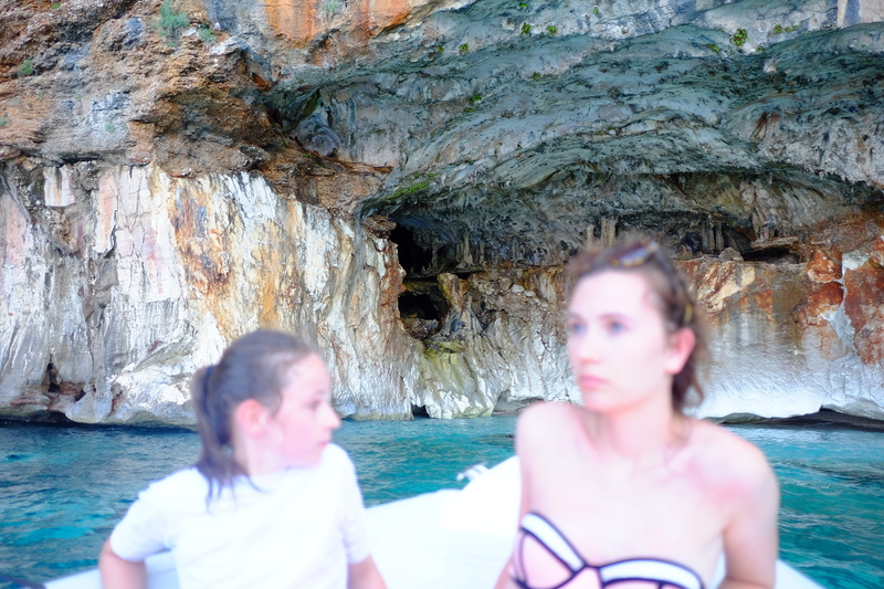 On profite de la fin de journée pour visiter quelques grottes sur le retour