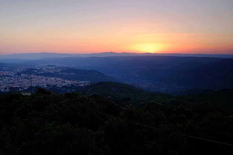 Radieu couché de Soleil au-dessus de Nuero