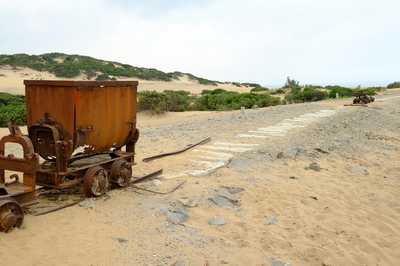 Ancien chemin de fer avec des wagonnets pour transporter le sable