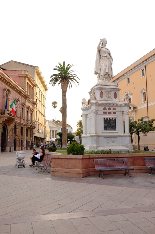Visite d'Oristano. Ici la place Eleonora, reine du Royaume d'Arborea au 14e siècle