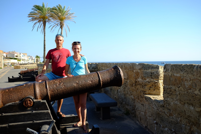 Le long des remparts aménagés qui donnent sur la mer