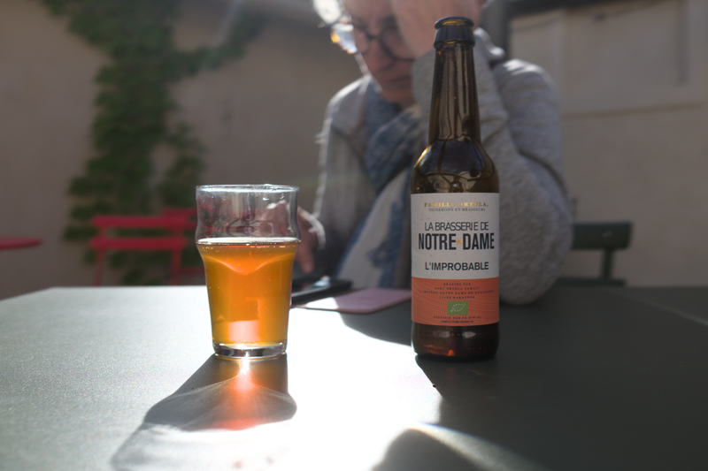 Une petite mousse locale en attendant le dîner