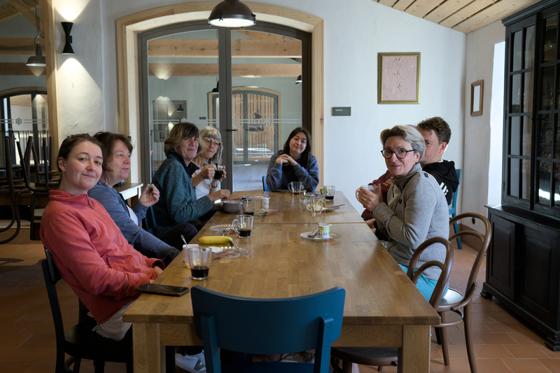 Le petit-déjeuner avec d'autres voyageurs