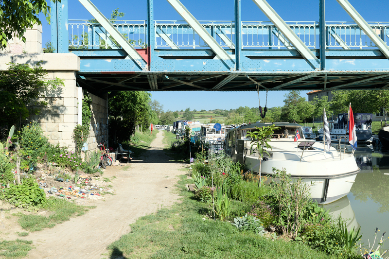 En avant le long du canal du Midi