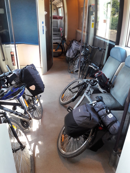 Dans le TER pour Nevers. Un seul wagon vélo pour une vingtaine de cyclistes !