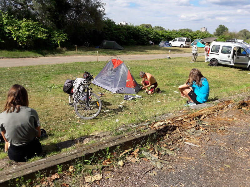 Au camping municipale de Nevers, les filles en contemplation de leur papa en plein montage de tentes