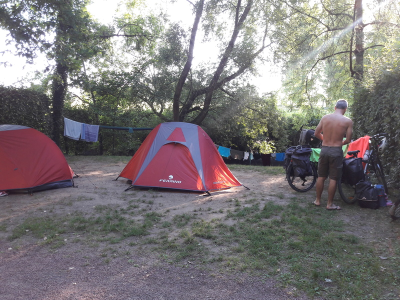 Nos tentes au camping du Loiret, à 30mn d'Orléans. C'est un camping ombragé et calme