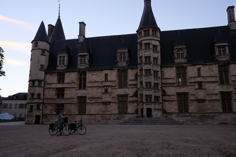 Petite balade nocturne dans Nevers après dîner