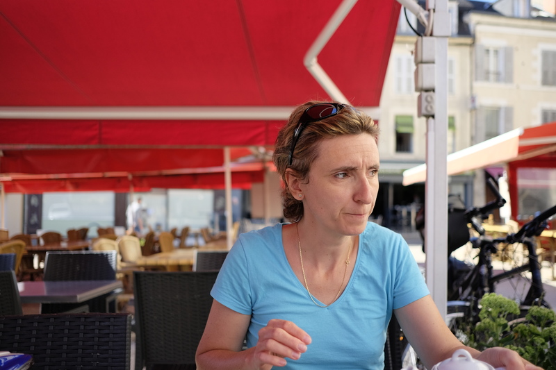 On en profite pour prendre un petit déjeuner sur une terrasse d'un café