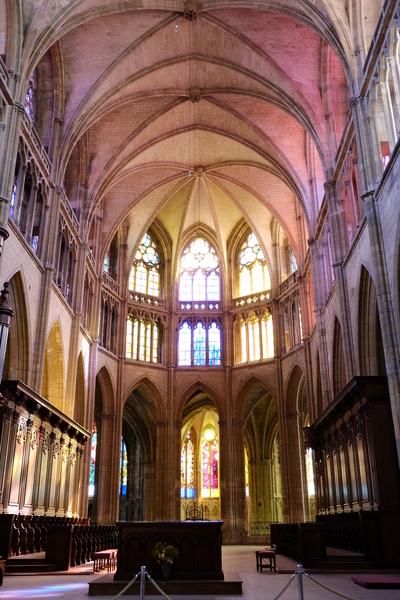 Visite de la cathédrale. Nous profitons des jeux de lumières du soleil levant sur les vitraux