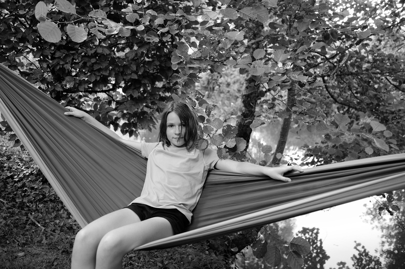 Fanny profite du hamac. Ce sera le seul camping où on aura pu l'installer