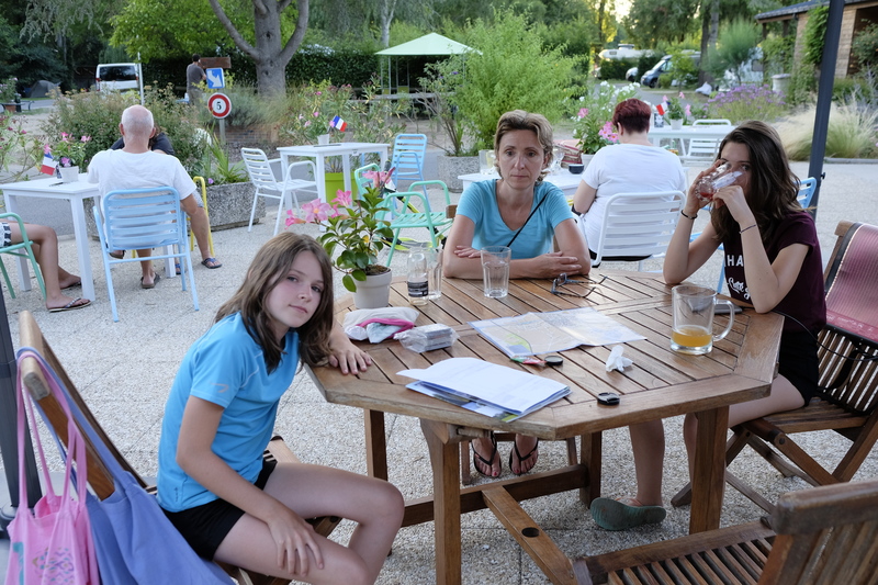 Petite pause à la terrasse du camping avant de repartir visiter Orléans ... sans les filles