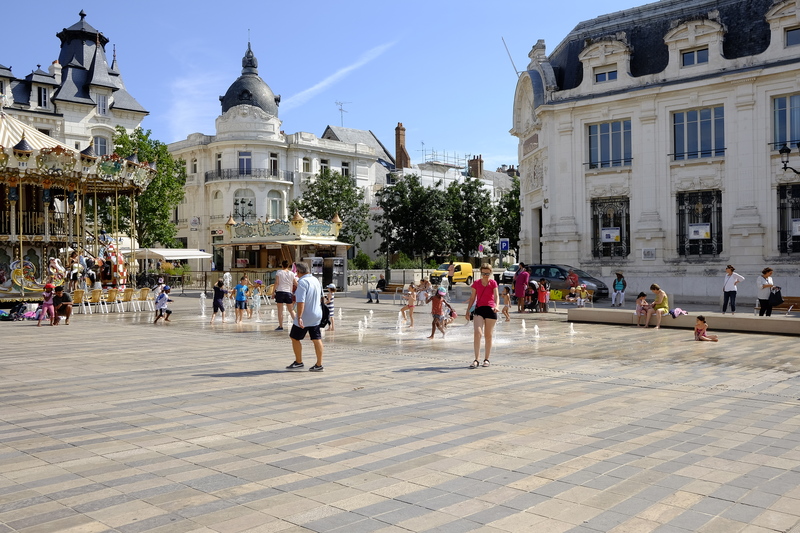 Jeux d'eau sur la place Jeanne d'Arc