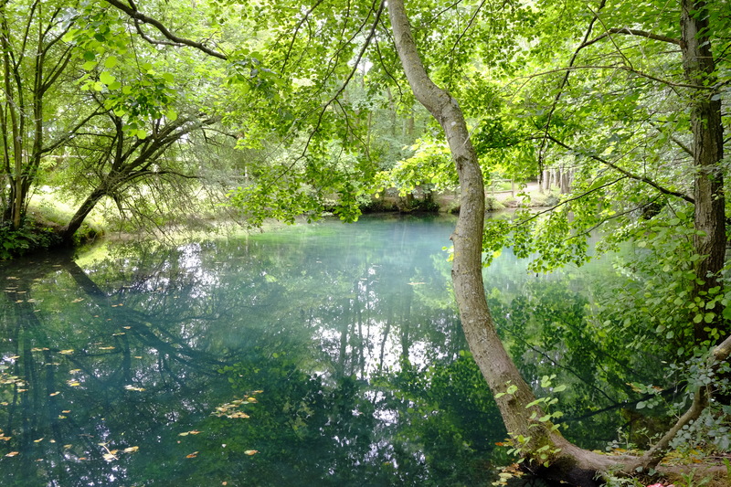 Un petit détour pour contempler les Eaux Bleues sous les conseils d'une jeune marchande de jux de fruits frais