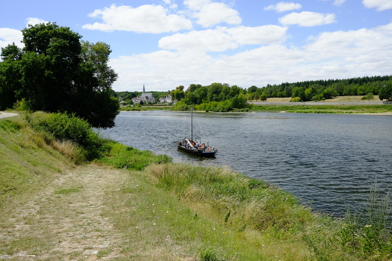 On croise une embarcation qui transporte des cyclistes d'une rive à l'autre de la Loire