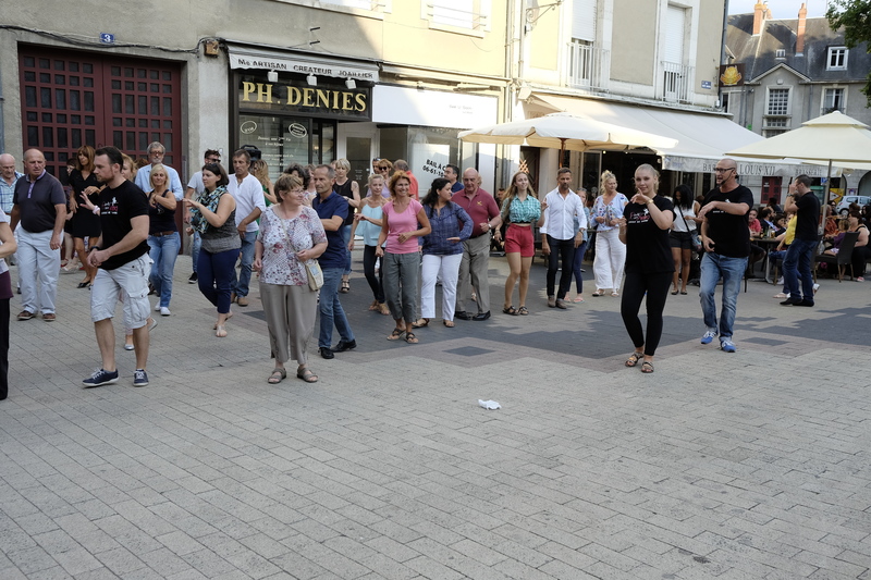 Dans les rues de Blois, nous assistons à une démonstration de danse