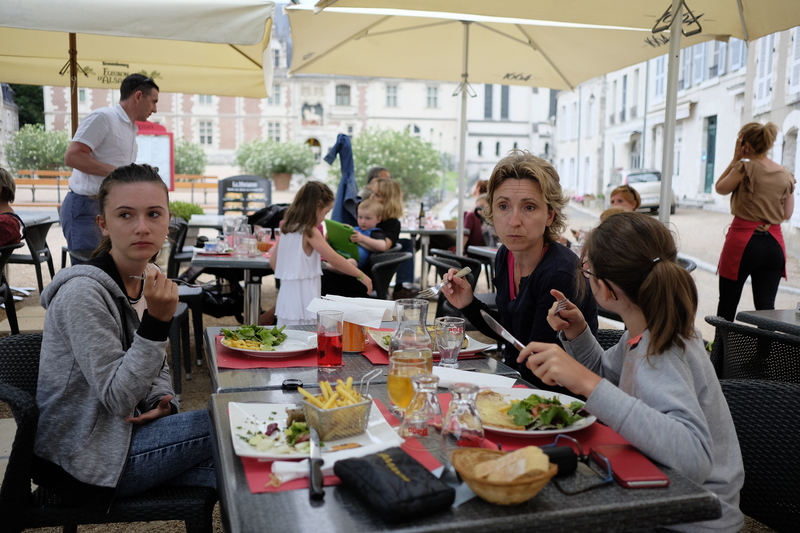 Nous dînons au restaurant, en face du château royal, avant d'aller assister au spectacle de sons et lumières