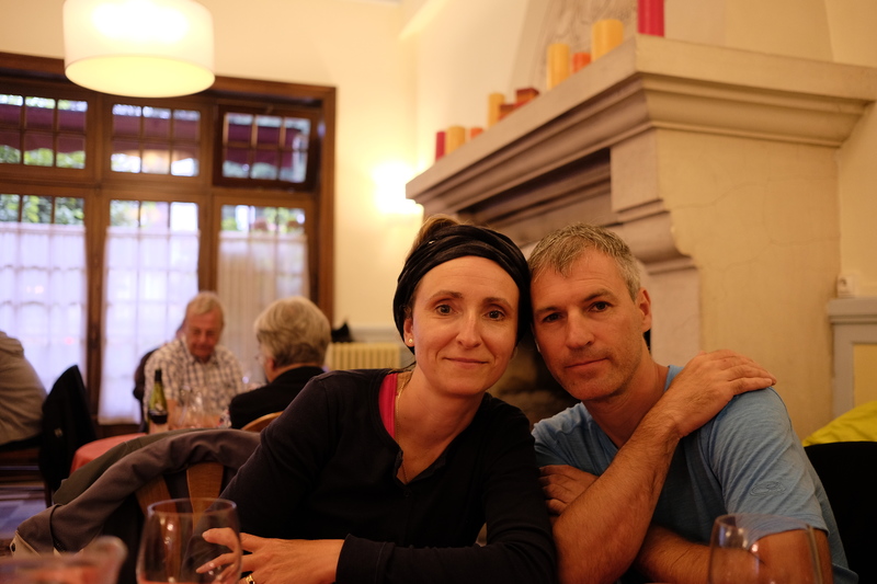 Le soir, au chaud et sous un toit dans un restaurant. Au dehors, c'est l'averse