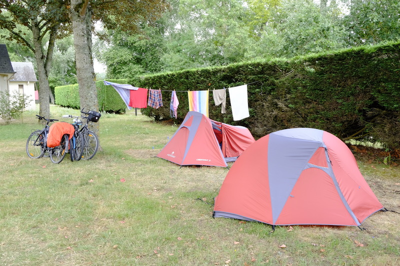 Nous plantons nos tentes au camping de l'Île d'Or à Amboise, sur l'île éponyme en pleine Loire