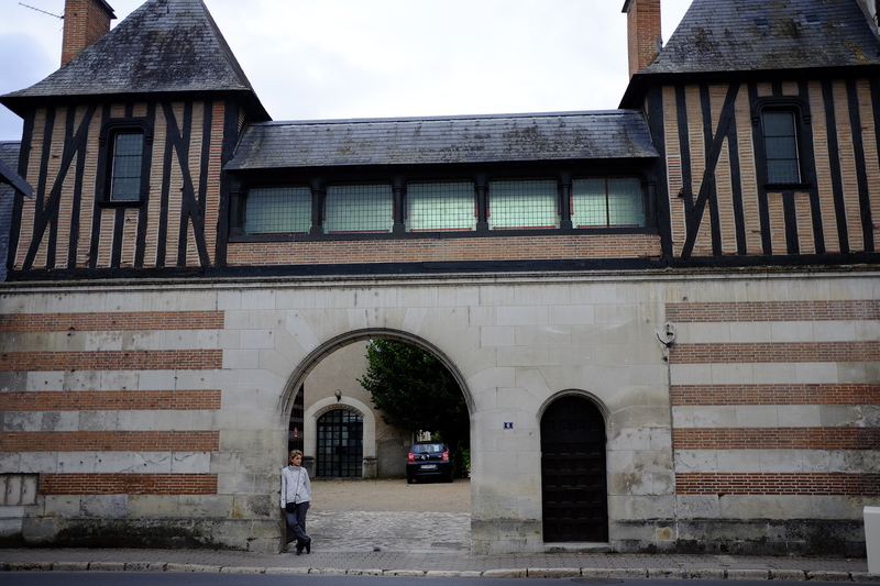 Nous nous baladons dans Amboise. Laurence en pose devant un ancien hôtel particulier