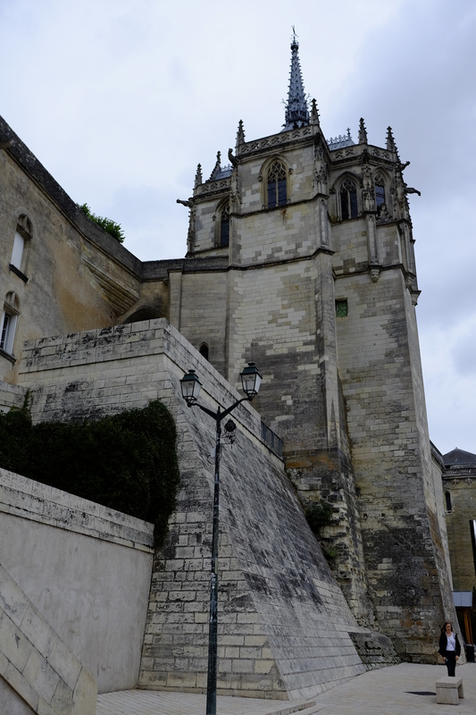 Nous passons devant le château royal