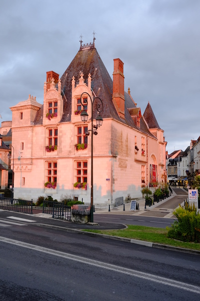 Il enjolive les maisons aux vieilles pierres