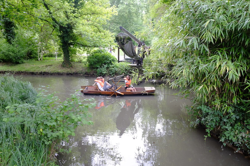Dans le parc du château avec une des inventions du génie
