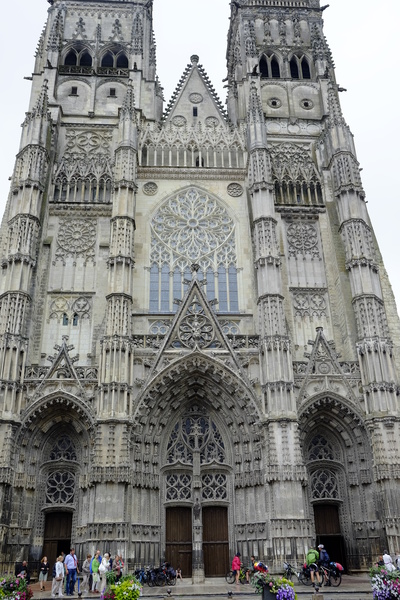 Arrivés à Tours, on profite d'une accalmie pour faire un petit tour dans la ville. Ici, la cathédrale