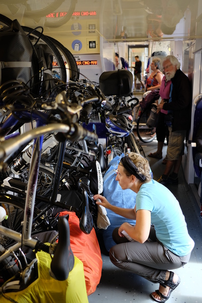 Le mauvais temps nous a décidé d'abréger notre périple à vélos le long de la Loire. On prend directement le train pour Nantes