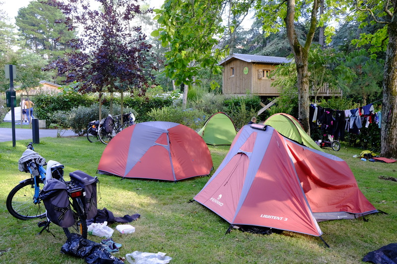 On plante notre tente au camping municipale de Nantes parmi d'autres cyclo-voyageurs