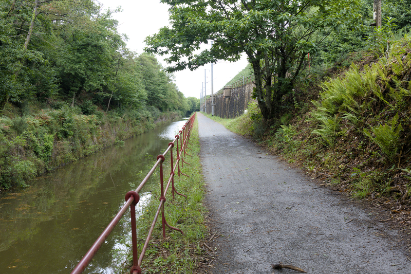 Le canal n'est pas régulier. Tantôt il peut être évasé, tantôt un simple bras