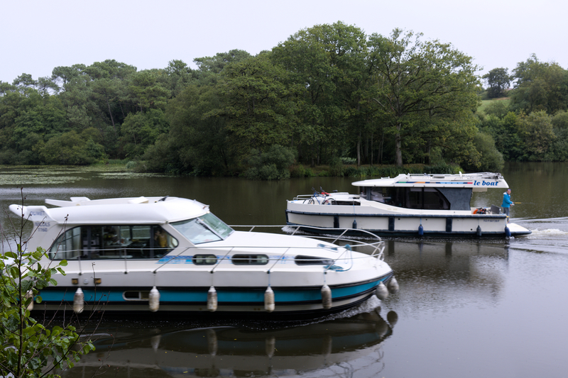 Des bateaux circulent sur le canal