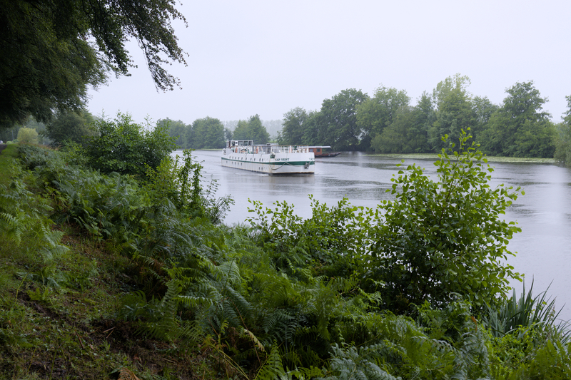 Des péniches de transport de marchandise passent aussi sur le canal