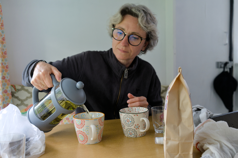 Tisane dans notre caravane pour la nuit au camping de Pont d'Oust