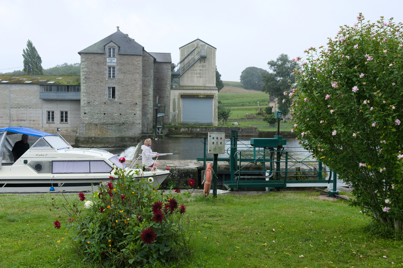Ecluse qui donne sur un moulin encore en fonction
