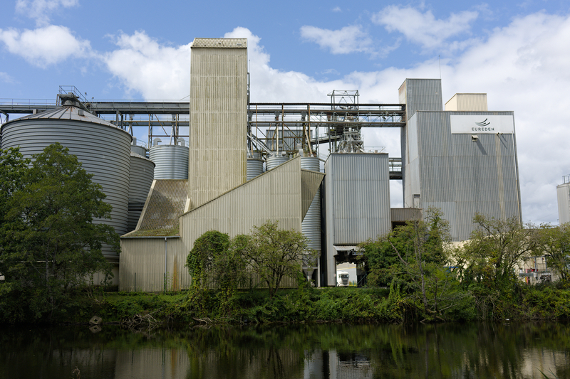 Ferme usine le long du canal