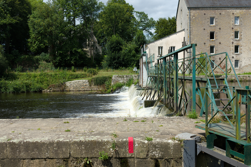 De nombreuses écluses parsèment le canal et le Blavet